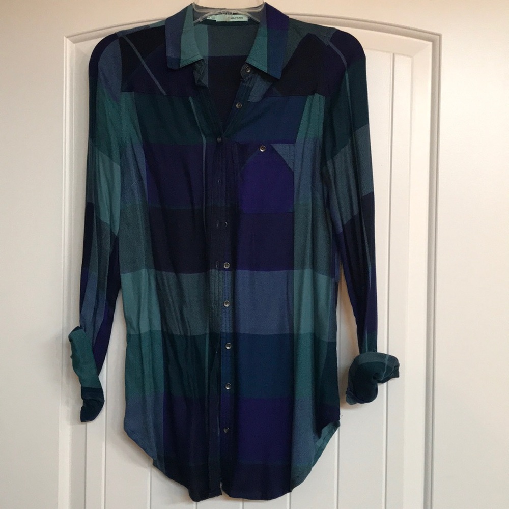 Maurice’s size XS button down